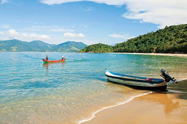 Uma vilinha de pescadores guarda a <strong>Praia do Bonete</strong>, este tesouro do litoral paulista, com mar azul e mata preservada Uma vilinha de pescadores guarda a <strong>Praia do Bonete</strong>, este tesouro do litoral paulista, com mar azul e mata preservada