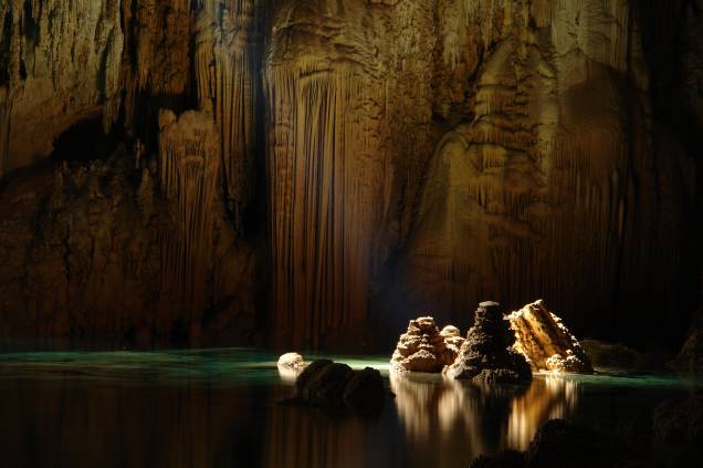 <strong>Bonito (MS) </strong><a href="https://viajeaqui.abril.com.br/cidades/br-ms-bonito"><strong> </strong></a> Um dos melhores destinos de ecoturismo do Brasil também pode ser muito romântico se o casal for fã de esportes na natureza. A região é, sem dúvidas, a melhor para o mergulho fluvial no Brasil, com piscinas de águas cristalinas, peixes de todas as cores e cavernas cobertas de água que escondem tesouros naturais impressionantes (como o Abismo Anhumas, na foto). Bonito também abriga diversas cachoeiras, trilhas espetaculares e pontos para observação de pássaros. Se não bastasse tudo isso, há uma boa oferta de restaurantes, com peixes do Pantanal, carne de jacaré e cachaças artesanais. <a href="https://www.booking.com/searchresults.pt-br.html?aid=332455;sid=14fcbdfa23db223e04a3ec34ecada6b2;city=-640395;class_interval=1;dest_id=-630754;dest_type=city;dtdisc=0;group_adults=2;group_children=0;inac=0;index_postcard=0;label_click=undef;no_rooms=1;offset=0;postcard=0;qrhpp=a3f1576746c4dbeb9675d7dfe77a9768-city-0;room1=A%2CA;sb_price_type=total;search_selected=0;src=searchresults;src_elem=sb;ss=bonito;ss_all=0;ssb=empty;sshis=0;origin=search;srpos=1" target="_blank" rel="noopener"><em>Busque hospedagens em Bonito</em></a> <strong>Bonito (MS) </strong><a href="https://viajeaqui.abril.com.br/cidades/br-ms-bonito"><strong> </strong></a> Um dos melhores destinos de ecoturismo do Brasil também pode ser muito romântico se o casal for fã de esportes na natureza. A região é, sem dúvidas, a melhor para o mergulho fluvial no Brasil, com piscinas de águas cristalinas, peixes de todas as cores e cavernas cobertas de água que escondem tesouros naturais impressionantes (como o Abismo Anhumas, na foto). Bonito também abriga diversas cachoeiras, trilhas espetaculares e pontos para observação de pássaros. Se não bastasse tudo isso, há uma boa oferta de restaurantes, com peixes do Pantanal, carne de jacaré e cachaças artesanais. <a href="https://www.booking.com/searchresults.pt-br.html?aid=332455;sid=14fcbdfa23db223e04a3ec34ecada6b2;city=-640395;class_interval=1;dest_id=-630754;dest_type=city;dtdisc=0;group_adults=2;group_children=0;inac=0;index_postcard=0;label_click=undef;no_rooms=1;offset=0;postcard=0;qrhpp=a3f1576746c4dbeb9675d7dfe77a9768-city-0;room1=A%2CA;sb_price_type=total;search_selected=0;src=searchresults;src_elem=sb;ss=bonito;ss_all=0;ssb=empty;sshis=0;origin=search;srpos=1" target="_blank" rel="noopener"><em>Busque hospedagens em Bonito</em></a>