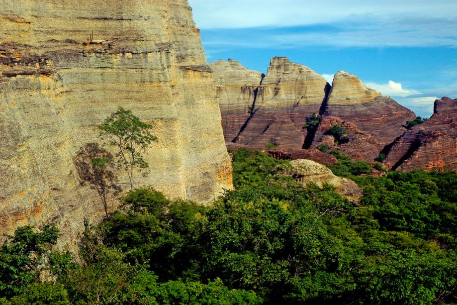 Por sua configuração natural, o desfiladeiro do <strong>Baixão da Pedra Furada </strong>conserva melhor a umidade e as plantas sofrem menos os efeitos da seca.    Uma trilha de 4 km com densa vegetação leva ao Boqueirão do Paraguaio, onde há grandes figuras humanas, estilizadas e decoradas com traçados geométricos.