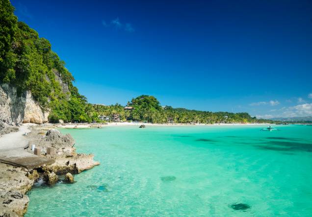 <strong>Boracay, Filipinas</strong>    A Ilha Boracay é um dos destinos mais procurados por turistas que visitam o país. O motivo: ela é considerada uma das mais belas do continente asiático, com um mar de um azul impressionante. Ou seja: prepare-se para encontrar bons hotéis e resorts por aqui    <em><a href="http://www.booking.com/city/ph/boracay.pt-br.html?aid=332455&label=viagemabril-praias-da-malasia-tailandia-indonesia-e-filipinas" rel="Veja preços de hotéis em Boracay no Booking.com" target="_blank">Veja preços de hotéis em Boracay no Booking.com</a></em>