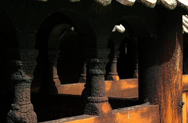 Detalhe da stavekirke de Borgund, no interior da Noruega Detalhe da stavekirke de Borgund, no interior da Noruega