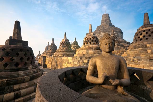 O templo budista de Borobodur, próximo a Yogyakarta, foi construído no século 9. Em seus terraços se encontram 72 pagodes de pedra, cada um contendo uma imagem de Buda. Esquecido por séculos, foi redescoberto no século 19 e posteriormente declardo patrimônio da humanidade
