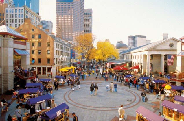 <a href="https://viajeaqui.abril.com.br/cidades/estados-unidos-boston" rel="Boston, EUA"><strong>Boston, EUA</strong></a> - Segundo o guia Frommers, Boston, no estado americano de Massachusetts, é a oitava melhor cidade do mundo para se deslocar a pé. Seus bairros mais tranquilos são Haymarket, Bay Village e Chinatown. Por ser cercada de colinas, Boston proporciona uma bela paisagem para quem mora ou visita a cidade. Na foto, o Quincy Market
