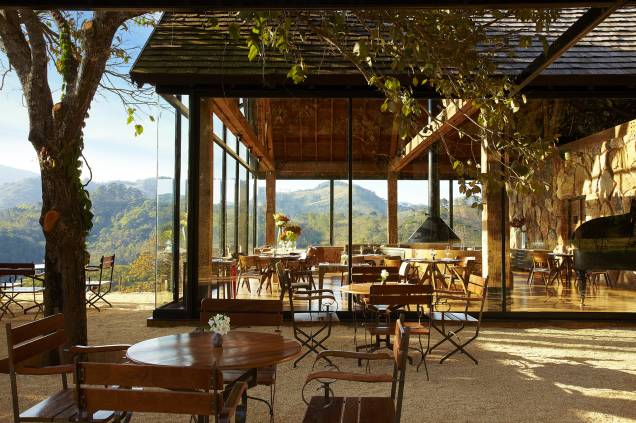 <strong>1. <a href="https://viajeaqui.abril.com.br/estabelecimentos/br-sp-campos-do-jordao-hospedagem-botanique-hotel-spa" rel="Botanique Hotel & Spa" target="_blank">Botanique Hotel & Spa</a></strong> O único hotel de Campos do Jordão que recebe o selo de luxo pelo Guia Quatro Rodas faz de tudo para mimar o hóspede. O <a href="https://viajeaqui.abril.com.br/estabelecimentos/br-sp-campos-do-jordao-restaurante-mina-botanique-hotel-spa" rel="restaurante Mina" target="_blank">restaurante Mina</a> (foto), dentro das dependências do hotel, é todo envidraçado e possui uma das melhores vistas para o Vale dos Mellos <a href="https://www.booking.com/city/br/campos-do-jordao.pt-br.html?aid=332455&label=viagemabril-camposdojordao" rel="Faça sua reserva em hotéis em Campos do Jordão no Booking.com" target="_blank">Reserve seu hotel em Campos do Jordão no Booking.com</a> <strong>1. <a href="https://viajeaqui.abril.com.br/estabelecimentos/br-sp-campos-do-jordao-hospedagem-botanique-hotel-spa" rel="Botanique Hotel & Spa" target="_blank">Botanique Hotel & Spa</a></strong> O único hotel de Campos do Jordão que recebe o selo de luxo pelo Guia Quatro Rodas faz de tudo para mimar o hóspede. O <a href="https://viajeaqui.abril.com.br/estabelecimentos/br-sp-campos-do-jordao-restaurante-mina-botanique-hotel-spa" rel="restaurante Mina" target="_blank">restaurante Mina</a> (foto), dentro das dependências do hotel, é todo envidraçado e possui uma das melhores vistas para o Vale dos Mellos <a href="https://www.booking.com/city/br/campos-do-jordao.pt-br.html?aid=332455&label=viagemabril-camposdojordao" rel="Faça sua reserva em hotéis em Campos do Jordão no Booking.com" target="_blank">Reserve seu hotel em Campos do Jordão no Booking.com</a>