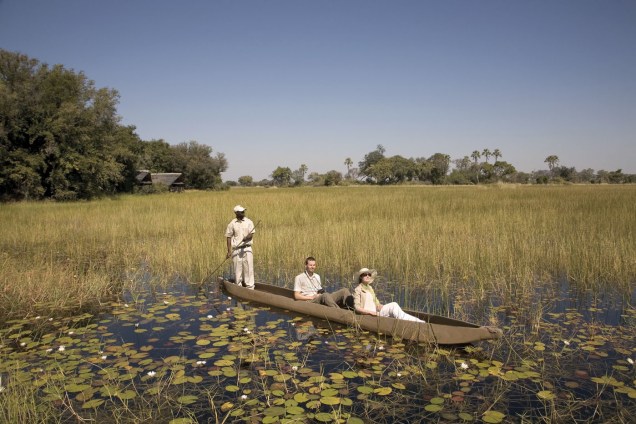 Passeio de canoa na região da ilha de Xaxaba,no delta do Okavango, Botsuana, África.