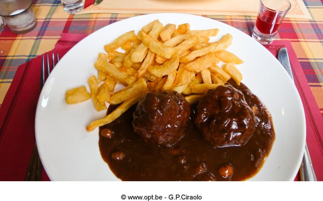 A <em>boulets à la Liégeoise </em>é um prato típico da região de Liége e uma instituição gastronômica belga. As delicadas almôndegas vêm num rico molho e normalmente são servidas com batatas fritas e salada
