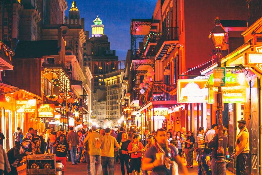 <strong>Bourbon Street, <a href="https://viajeaqui.abril.com.br/cidades/estados-unidos-nova-orleans" rel="Nova Orleans" target="_blank">Nova Orleans</a></strong> O coração quente do jazz tem um lar e ele fica na parte da Bourbon Street entre a Canal Street e a Esplanade Avenue. Bares e clubes de striptease também aumentam o clima e a ambientação boêmia do local <strong>Bourbon Street, <a href="https://viajeaqui.abril.com.br/cidades/estados-unidos-nova-orleans" rel="Nova Orleans" target="_blank">Nova Orleans</a></strong> O coração quente do jazz tem um lar e ele fica na parte da Bourbon Street entre a Canal Street e a Esplanade Avenue. Bares e clubes de striptease também aumentam o clima e a ambientação boêmia do local