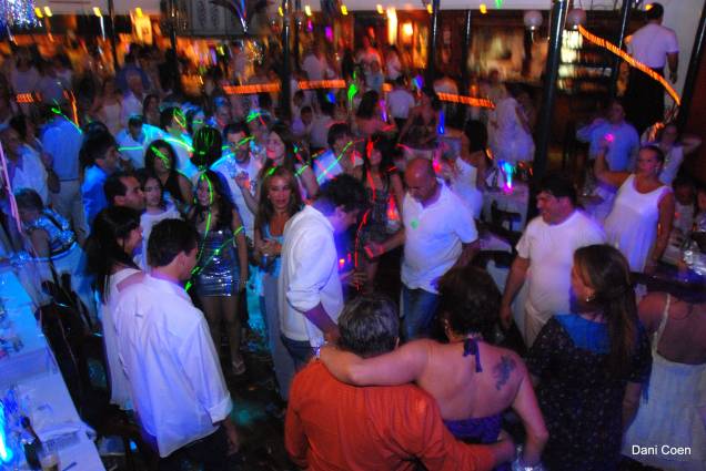 <strong>Bourbon Street – São Paulo (SP)</strong><br /> O clube noturno <a href="https://www.bourbonstreet.com.br" rel="Bourbon Street" target="_blank">Bourbon Street</a> montou uma festa inspirada nos anos 70 para comemorar a chegada do Ano Novo. A partir das 20 horas, a casa terá música no piano-bar e apresentação da banda Junkie Box, com repertório à base de muito James Brown, Barry White, Tim Maia, Marvin Gaye e outros ícones. O cardápio da ceia também será inspirado nos sucessos gastronômicos da década de 70 e o pacote inclui bebidas, espumante à meia-noite e café da manhã – sim, a noite vai ser longa! Até o dia 21, os ingressos vão de R$ 275 (pista após 1h da manhã) a R$ 645 (mesa de até 3 lugares).<br /> <strong>Onde: </strong>Rua dos Chanés, 127, Moema; <strong>tel.: </strong>(11) 5095-6100 <strong>Bourbon Street – São Paulo (SP)</strong><br /> O clube noturno <a href="https://www.bourbonstreet.com.br" rel="Bourbon Street" target="_blank">Bourbon Street</a> montou uma festa inspirada nos anos 70 para comemorar a chegada do Ano Novo. A partir das 20 horas, a casa terá música no piano-bar e apresentação da banda Junkie Box, com repertório à base de muito James Brown, Barry White, Tim Maia, Marvin Gaye e outros ícones. O cardápio da ceia também será inspirado nos sucessos gastronômicos da década de 70 e o pacote inclui bebidas, espumante à meia-noite e café da manhã – sim, a noite vai ser longa! Até o dia 21, os ingressos vão de R$ 275 (pista após 1h da manhã) a R$ 645 (mesa de até 3 lugares).<br /> <strong>Onde: </strong>Rua dos Chanés, 127, Moema; <strong>tel.: </strong>(11) 5095-6100