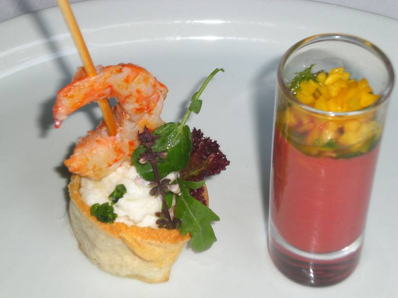 Brandade de bacalhau e camarão com folhas verdes orgânicas e gaspacho de frutas e verduras com azeite verde, do Porto Rubaiyat