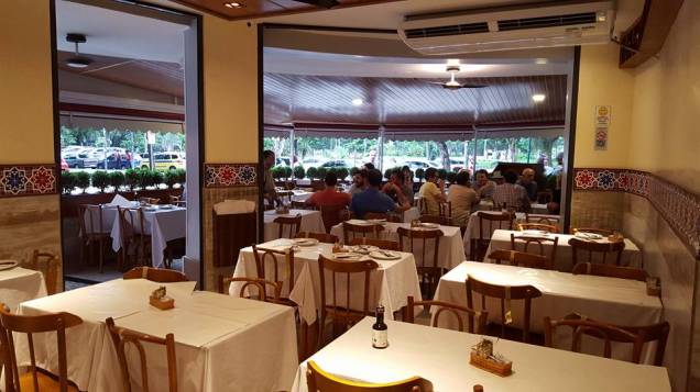 <strong>3. <a href="https://viajeaqui.abril.com.br/estabelecimentos/br-rj-rio-de-janeiro-restaurante-braseiro-da-gavea" rel="BRASEIRO DA GÁVEA" target="_blank">BRASEIRO DA GÁVEA</a></strong> (1,7 km)Desça a Marquês de São Vicente em direção à Praça Santos Dumont. Há décadas a vida noturna daqui fervilha sob o nome de Baixo Gávea (ou BG, para os íntimos). Mas há também bastante movimento no almoço de fim de semana, quando o Braseiro da Gávea fica entupido de gente. Peça uma mesa na varanda e, enquanto aguarda, um chope no balcão. O cardápio traz linguiça na brasa e picanha fatiada com arroz de brócolis.<em>Praça Santos Dumont, 116 (Gávea), 2239-7494</em> <strong>3. <a href="https://viajeaqui.abril.com.br/estabelecimentos/br-rj-rio-de-janeiro-restaurante-braseiro-da-gavea" rel="BRASEIRO DA GÁVEA" target="_blank">BRASEIRO DA GÁVEA</a></strong> (1,7 km)Desça a Marquês de São Vicente em direção à Praça Santos Dumont. Há décadas a vida noturna daqui fervilha sob o nome de Baixo Gávea (ou BG, para os íntimos). Mas há também bastante movimento no almoço de fim de semana, quando o Braseiro da Gávea fica entupido de gente. Peça uma mesa na varanda e, enquanto aguarda, um chope no balcão. O cardápio traz linguiça na brasa e picanha fatiada com arroz de brócolis.<em>Praça Santos Dumont, 116 (Gávea), 2239-7494</em>