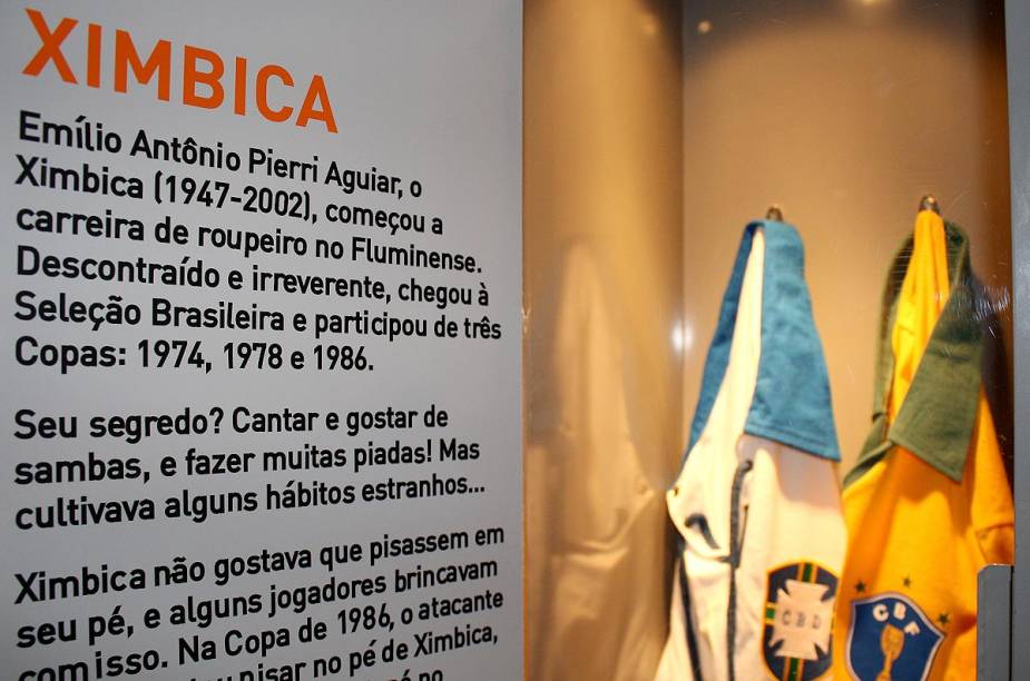A exposição no Museu do Futebol montou um armário do Ximbica, o roupeiro que começou no Fluminense e acompanhou a seleção brasileira nas Copas de 1974, 1978 e 1986