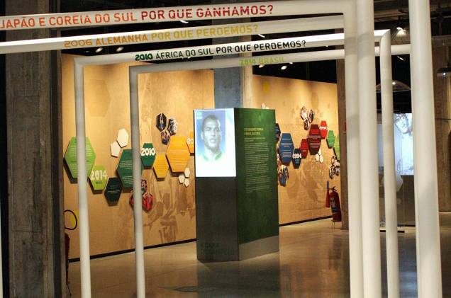 Na entrada da exposição, o visitante passa por baixo de travessões que contam as histórias de vitória e derrota brasileira em cada Copa do Mundo