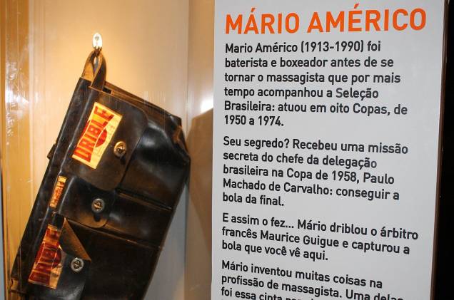 Além dos jogadores, funcionários de apoio à seleção brasileira também têm seus cantinhos iluminados na exposição Brasil 20 Copas. Entre eles, Mário Américo, massagista que acompanhou a seleção por mais tempo