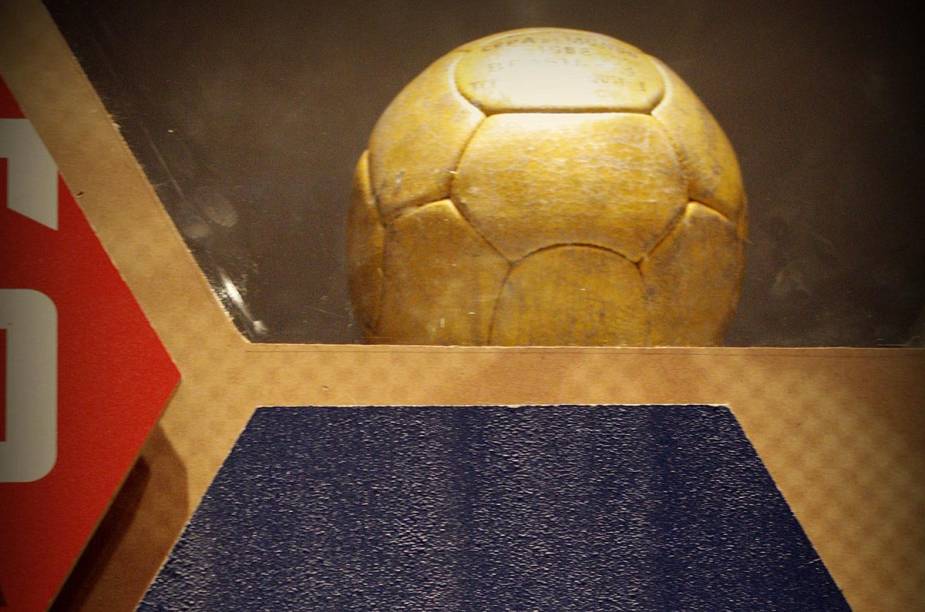 Entre os objetos que estão na exposição, está a bola usada na final da Copa de 1962, entre o Brasil e a Tchecoslováquia - quando o Brasil conquistou o título de bicampeão mundial