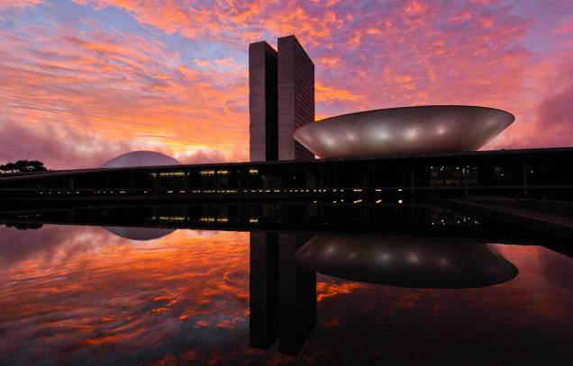 <strong>Brasília, Distrito Federal</strong> Tombada como Patrimônio Cultural da Humanidade em 1987, a cidade é, segundo a Unesco, um divisor de águas na história do planejamento urbano. Esse "exemplo definitivo de ubarnismo modernista do século 20" foi fundado em 21 de abril de 1960, tem o plano piloto idealizado por Lucio Costa e os edifícios arquitetados por Oscar Niemeyer. A ideia do presidente da época, Juscelino Kubitschek, era de criar do zero uma nova capital para o Brasil, e transferir os três poderes da República para aquele pedaço de planalto no meio do cerrado brasileiro. O planejamento urbanístico de Lúcio Costa previa 500 mil habitantes no ano 2000, mas a cidade hoje comporta mais de 2 milhões de habitantes - o que a deixa com sérios problemas, como de trânsito carregado e alto custo de vida - e, além disso, gerou uma criação de cidades-satélites ao redor da capital, construídas sem planejamento urbano e que hoje apresentam altos índices de violência.   <a href="https://www.booking.com/searchresults.pt-br.html?aid=332455&sid=605c56653290b80351df808102ac423d&sb=1&src=index&src_elem=sb&error_url=https%3A%2F%2Fwww.booking.com%2Findex.pt-br.html%3Faid%3D332455%3Bsid%3D605c56653290b80351df808102ac423d%3Bsb_price_type%3Dtotal%26%3B&ss=Bras%C3%ADlia%2C+Distrito+Federal%2C+Brasil&checkin_monthday=&checkin_month=&checkin_year=&checkout_monthday=&checkout_month=&checkout_year=&no_rooms=1&group_adults=2&group_children=0&b_h4u_keep_filters=&from_sf=1&ss_raw=Bras%C3%ADlia&ac_position=0&ac_langcode=xb&dest_id=-631243&dest_type=city&iata=BSB&place_id_lat=-15.793581&place_id_lon=-47.883696&search_pageview_id=2d1580f738090188&search_selected=true&search_pageview_id=2d1580f738090188&ac_suggestion_list_length=5&ac_suggestion_theme_list_length=0" target="_blank" rel="noopener"><em>Busque hospedagens em Brasília</em></a>