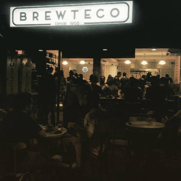<strong>PARA CURTIR O PÓS-PRAIA</strong> <strong><a href="https://brewteco.com.br/" target="_blank" rel="noopener">Brewteco Barra</a> </strong>Se o deboche bem-humorado é típico dos cariocas, o trocadilho que dá nome à casa (“brew” significa fermentar, em inglês) tem a cara do <a href="https://viajeaqui.abril.com.br/cidades/br-rj-rio-de-janeiro" target="_blank" rel="noopener">Rio</a>. O primeiro Brewteco nasceu em 2013 como um neo-pé-sujo fincado na Rua Dias Ferreira, no Leblon – pequeno e com uma geladeira cheinha de cervejas especiais. Em 2016, ganhou uma nova unidade no Jardim Oceânico, trecho menos megalomaníaco da Barra, com prédios baixos e comércio de rua. Além de mais espaçosa, a filial tem 21 torneiras de chope, quase todas elas engatadas em barris de fabricantes artesanais do estado do Rio <em>Av. Olegário Maciel, 231 (Barra da Tijuca), (21) 3986-1012</em> <strong>PARA CURTIR O PÓS-PRAIA</strong> <strong><a href="https://brewteco.com.br/" target="_blank" rel="noopener">Brewteco Barra</a> </strong>Se o deboche bem-humorado é típico dos cariocas, o trocadilho que dá nome à casa (“brew” significa fermentar, em inglês) tem a cara do <a href="https://viajeaqui.abril.com.br/cidades/br-rj-rio-de-janeiro" target="_blank" rel="noopener">Rio</a>. O primeiro Brewteco nasceu em 2013 como um neo-pé-sujo fincado na Rua Dias Ferreira, no Leblon – pequeno e com uma geladeira cheinha de cervejas especiais. Em 2016, ganhou uma nova unidade no Jardim Oceânico, trecho menos megalomaníaco da Barra, com prédios baixos e comércio de rua. Além de mais espaçosa, a filial tem 21 torneiras de chope, quase todas elas engatadas em barris de fabricantes artesanais do estado do Rio <em>Av. Olegário Maciel, 231 (Barra da Tijuca), (21) 3986-1012</em>
