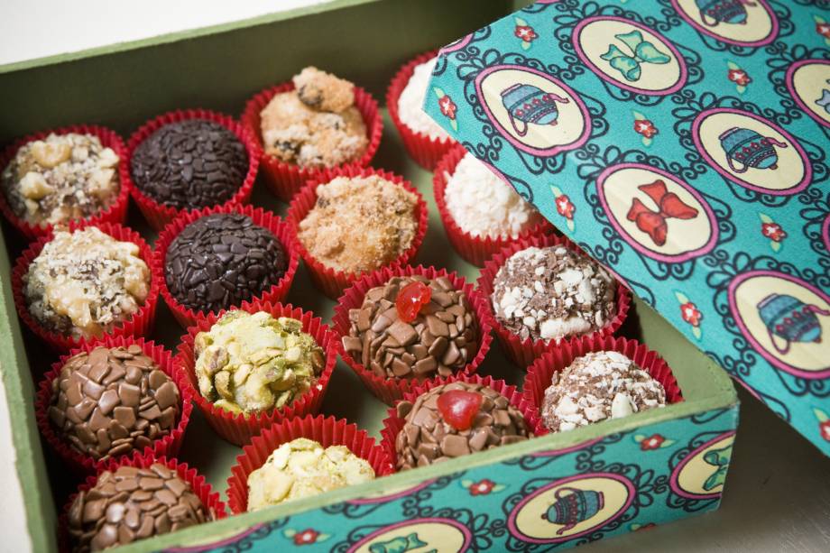 <strong>Brigadeiro</strong><br /><br />O trivial brigadeiro, comum nas festas brasileiras, ganhou prestígio de doce gourmet. Com preparo meticuloso, ingredientes de primeira qualidade, embalagem caprichada e sabores inventivos, o brigadeiro fica mais chique – e mais caro. Mas vale a pena: por R$ 3,50 a unidade, prove qualquer sabor na <a href="https://carolinasalesbrigadeiros.blogspot.com.br/" rel="Carolina Sales – Pâtisserie de Brigadeiros"><strong>Carolina Sales – Pâtisserie de Brigadeiros</strong></a>, no <a href="https://viajeaqui.abril.com.br/cidades/br-rj-rio-de-janeiro" rel="Rio de Janeiro">Rio de Janeiro</a>. Em <a href="https://viajeaqui.abril.com.br/cidades/br-sp-sao-paulo" rel="São Paulo">São Paulo</a>, uma das casas recomendadas é a <strong><a href="https://viajeaqui.abril.com.br/estabelecimentos/br-sp-sao-paulo-restaurante-maria-brigadeiro" rel="Maria Brigadeiro">Maria Brigadeiro</a></strong>, por R$ 3,50 a unidade <strong>Brigadeiro</strong><br /><br />O trivial brigadeiro, comum nas festas brasileiras, ganhou prestígio de doce gourmet. Com preparo meticuloso, ingredientes de primeira qualidade, embalagem caprichada e sabores inventivos, o brigadeiro fica mais chique – e mais caro. Mas vale a pena: por R$ 3,50 a unidade, prove qualquer sabor na <a href="https://carolinasalesbrigadeiros.blogspot.com.br/" rel="Carolina Sales – Pâtisserie de Brigadeiros"><strong>Carolina Sales – Pâtisserie de Brigadeiros</strong></a>, no <a href="https://viajeaqui.abril.com.br/cidades/br-rj-rio-de-janeiro" rel="Rio de Janeiro">Rio de Janeiro</a>. Em <a href="https://viajeaqui.abril.com.br/cidades/br-sp-sao-paulo" rel="São Paulo">São Paulo</a>, uma das casas recomendadas é a <strong><a href="https://viajeaqui.abril.com.br/estabelecimentos/br-sp-sao-paulo-restaurante-maria-brigadeiro" rel="Maria Brigadeiro">Maria Brigadeiro</a></strong>, por R$ 3,50 a unidade