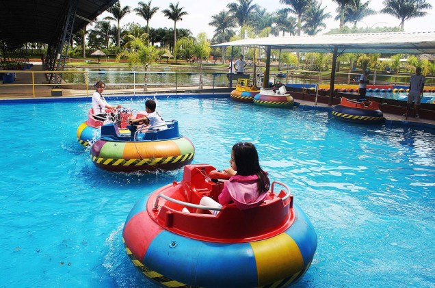Crianças se divertem nos brinquedos aquáticos do Parque Maeda