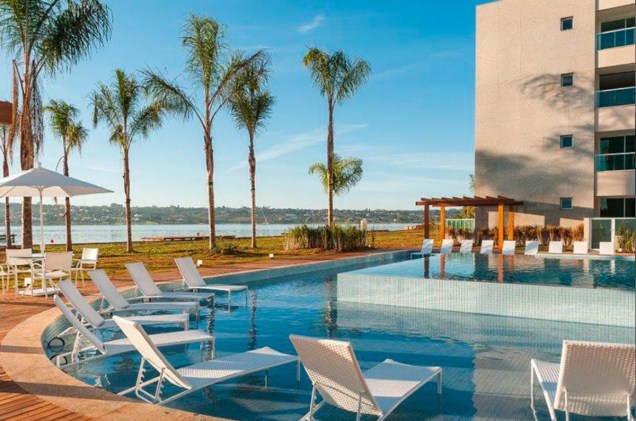 <strong>Brisas do Lago, em Brasília (DF)</strong>                                                    O enorme complexo de 700 apartamentos à margem do lago Paranoá é uma experiência e tanto. O Brisas do Lago tem vários restaurantes, bar na piscina, beauty center, piscina de 25 metros, spa, cibercafé e um cais ao longo da costa do lago, com redes e palmeiras para curtir a vista.
