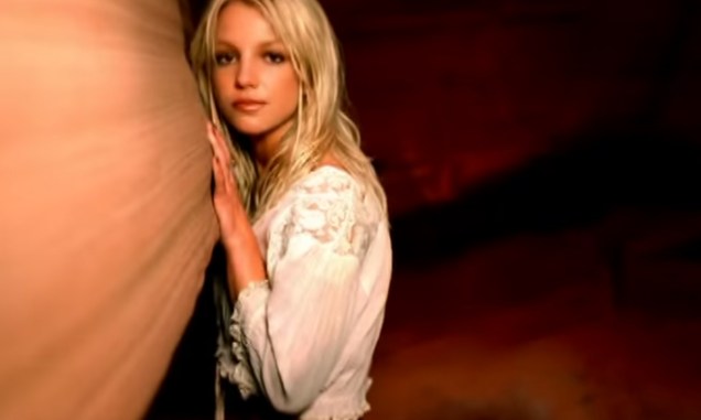 <strong>14. <a href="https://www.youtube.com/watch?v=IlV7RhT6zHs" rel="Britney Spears – Im Not A Girl, Not Yet A Woman" target="_blank">Britney Spears – Im Not A Girl, Not Yet A Woman</a> - Antelope Canyon, <a href="https://viajeaqui.abril.com.br/paises/estados-unidos" rel="Estados Unidos" target="_self">Estados Unidos</a></strong>                        Sabe aquela fase chata da adolescência na qual você não consegue definir muito bem o que quer da vida? Pois então: Britney cantou sobre ela no auge de sua carreira, em 2002, no lançamento de seu filme <em>Crossroads</em>. A canção, composta e produzida pela também cantora Dido, teve uma boa recepção da crítica – tudo isso bem antes do surto da artista e de toda a sua reviravolta (<em>It’s Britney, bitch!</em>). <a href="https://www.youtube.com/watch?v=IlV7RhT6zHs" rel="Assista aqui" target="_blank"><strong>Assista aqui</strong></a>                        <em><a href="https://www.booking.com/city/us/page.pt-br.html?sid=efe6c9de408bb8d78e20e017e616e9f8;dcid=1?aid=332455&label=viagemabril-locacoes-de-videoclipes" rel="Veja preços de hotéis próximos ao Antelope Canyon no Booking.com" target="_blank">Veja preços de hotéis próximos ao Antelope Canyon no Booking.com</a></em>
