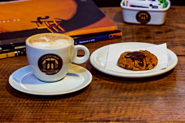<strong>Brooklyn Coffee Shop</strong>: 1 Cappuccino + 1 Cookie (R$ 9,00)