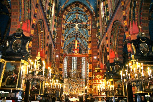 Interior da alegórica igreja de Maria