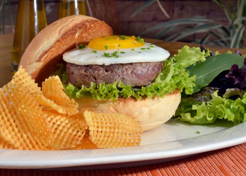 O <a href="https://www.brownsugar.com.br/" rel="Brown Sugar">Brown Sugar</a> (<em>Rua Padre João Manuel, 1055, Jardim Paulista</em>) preparou para o São Paulo Burguer Fest um tartare de picanha e filé-mignon à cavalo, com ovo frito e alface no pão de hambúrguer O <a href="https://www.brownsugar.com.br/" rel="Brown Sugar">Brown Sugar</a> (<em>Rua Padre João Manuel, 1055, Jardim Paulista</em>) preparou para o São Paulo Burguer Fest um tartare de picanha e filé-mignon à cavalo, com ovo frito e alface no pão de hambúrguer