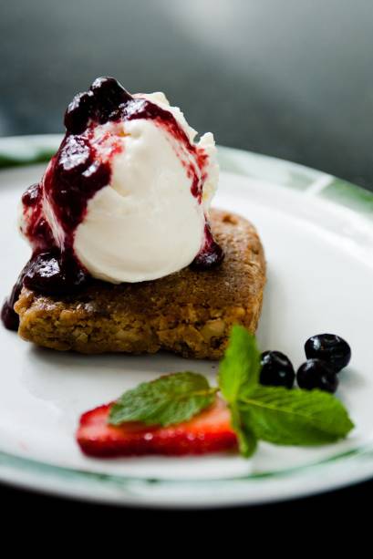 Brownie branco com sorvete de creme e calda de frutas vermelhas do Bibi Sucos, no Rio de Janeiro