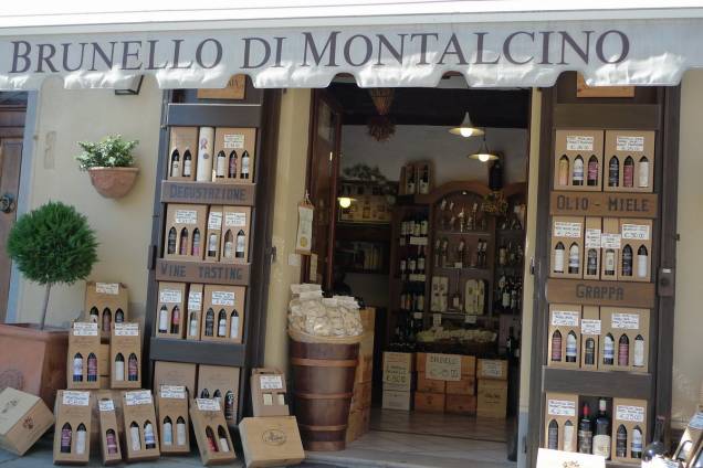 Pequeno negócio de venda dos famosos vinhos em Montalcino. A maioria das vinícolas da região oferece a possibilidade de compra e algumas possuem típicos e agradáveis restaurantes, onde é possível provar e se deliciar com os sabores da cozinha local Pequeno negócio de venda dos famosos vinhos em Montalcino. A maioria das vinícolas da região oferece a possibilidade de compra e algumas possuem típicos e agradáveis restaurantes, onde é possível provar e se deliciar com os sabores da cozinha local