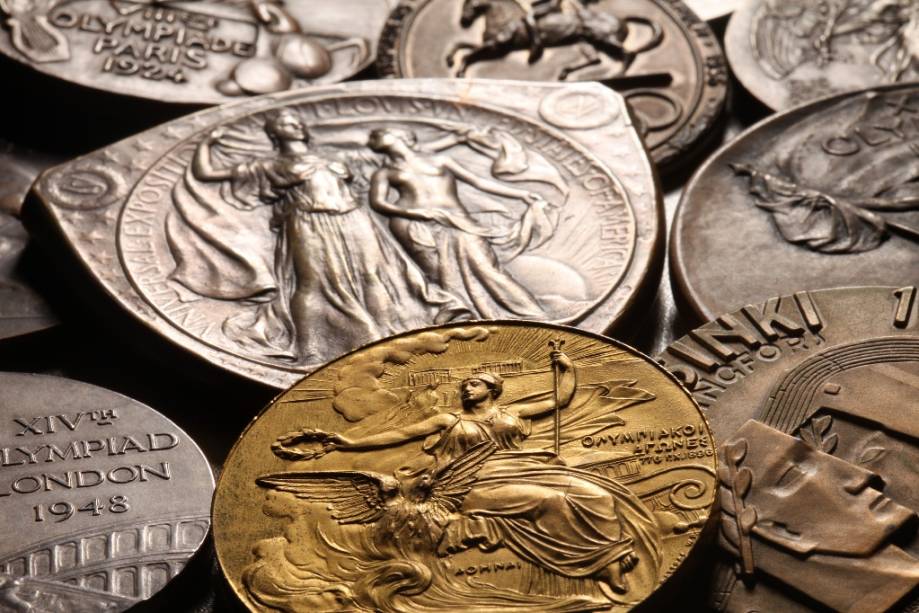 A exposição do SESI <em>Jogos Olímpicos: Esporte, Cultura e Arte </em>traz medalhes, uniformes, tochas olímpicas e muitos outros objetos do acervo do COB e do COI A exposição do SESI <em>Jogos Olímpicos: Esporte, Cultura e Arte </em>traz medalhes, uniformes, tochas olímpicas e muitos outros objetos do acervo do COB e do COI