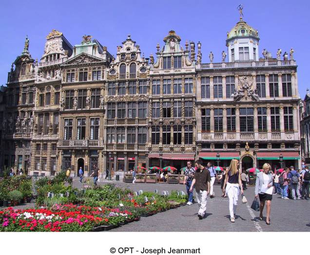 As poderosas guildas comerciais belgas mantinham suas sedes na Grand Place de Bruxelas. Elas seriam fechadas no século 18 e suas belas casas entrariam em acelerado processo de deterioração até voltarem a ser restauradas décadas mais tarde As poderosas guildas comerciais belgas mantinham suas sedes na Grand Place de Bruxelas. Elas seriam fechadas no século 18 e suas belas casas entrariam em acelerado processo de deterioração até voltarem a ser restauradas décadas mais tarde