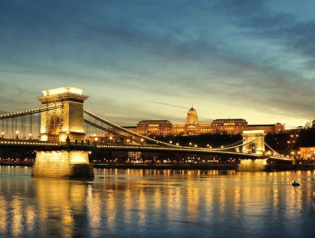 <strong>6 PAÍSES, 14 NOITES </strong> As 11 noites em hotéis midscale – mais três em cruzeiro pelas ilhas gregas – são divididas entre <a href="https://viajeaqui.abril.com.br/cidades/italia-roma" rel="Roma" target="_self">Roma</a>, <a href="https://viajeaqui.abril.com.br/cidades/italia-veneza" rel="Veneza" target="_self">Veneza</a> (onde há passeio de gôndola), <a href="https://viajeaqui.abril.com.br/cidades/eslovenia-liubliana-ljubljana" rel="Liubliana" target="_self">Liubliana</a> (capital da <a href="https://viajeaqui.abril.com.br/paises/eslovenia" rel="Eslovênia" target="_self">Eslovênia</a>), <a href="https://viajeaqui.abril.com.br/cidades/republica-tcheca-praga" rel="Praga" target="_self">Praga</a>, <a href="https://viajeaqui.abril.com.br/cidades/austria-viena" rel="Viena" target="_self">Viena</a> (com visita ao campo de concentração de Mauthausen) e <strong><a href="https://viajeaqui.abril.com.br/cidades/hungria-budapeste" rel="Budapeste" target="_self">Budapeste</a> (foto)</strong> (no icô- nico <a href="https://www.danubiushotels.com/our-hotels-budapest/danubius-hotel-gellert" rel="Hotel Gellért" target="_blank">Hotel Gellért</a>). Feito em ônibus executivo, o tour inclui guia em inglês, três almoços e cinco jantares. <strong>QUANDO</strong> Até 12 de outubro <strong>QUEM LEVA</strong> A <a href="https://ci.com.br" rel="CI" target="_blank">CI</a> <strong>QUANTO</strong> US$ 3 905 <strong>6 PAÍSES, 14 NOITES </strong> As 11 noites em hotéis midscale – mais três em cruzeiro pelas ilhas gregas – são divididas entre <a href="https://viajeaqui.abril.com.br/cidades/italia-roma" rel="Roma" target="_self">Roma</a>, <a href="https://viajeaqui.abril.com.br/cidades/italia-veneza" rel="Veneza" target="_self">Veneza</a> (onde há passeio de gôndola), <a href="https://viajeaqui.abril.com.br/cidades/eslovenia-liubliana-ljubljana" rel="Liubliana" target="_self">Liubliana</a> (capital da <a href="https://viajeaqui.abril.com.br/paises/eslovenia" rel="Eslovênia" target="_self">Eslovênia</a>), <a href="https://viajeaqui.abril.com.br/cidades/republica-tcheca-praga" rel="Praga" target="_self">Praga</a>, <a href="https://viajeaqui.abril.com.br/cidades/austria-viena" rel="Viena" target="_self">Viena</a> (com visita ao campo de concentração de Mauthausen) e <strong><a href="https://viajeaqui.abril.com.br/cidades/hungria-budapeste" rel="Budapeste" target="_self">Budapeste</a> (foto)</strong> (no icô- nico <a href="https://www.danubiushotels.com/our-hotels-budapest/danubius-hotel-gellert" rel="Hotel Gellért" target="_blank">Hotel Gellért</a>). Feito em ônibus executivo, o tour inclui guia em inglês, três almoços e cinco jantares. <strong>QUANDO</strong> Até 12 de outubro <strong>QUEM LEVA</strong> A <a href="https://ci.com.br" rel="CI" target="_blank">CI</a> <strong>QUANTO</strong> US$ 3 905