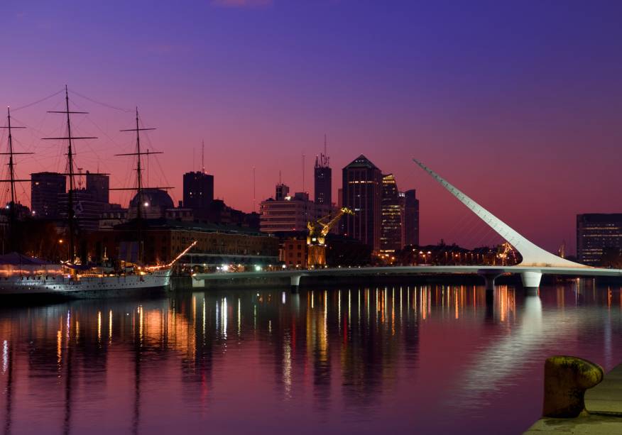 <strong>Buenos Aires</strong>Para quem quer viajar no feriadão de Páscoa (de 18 a 20 de abril) ou emendar o Dia do Trabalho (1º de maio, quinta-feira), há bons tours curtinhos contemplando essas datas.Em roteiro pela capital argentina, são quatro noites no <a href="http://www.embajadorhotel.com.ar/" rel="Embajador" target="_blank">Embajador</a>, três-estrelas da região central do Retiro. O momento também é oportuno para saborear a gastronomia, os vinhos e as tiendas portenhas aproveitando a supervalorização do dólar em solo hermano.<strong>Quando:</strong> em 30 de abril<strong>Quem leva:</strong> A <a href="http://www.flytour.com.br/" rel="Flytour" target="_blank">Flytour</a> (0800-118687)<strong>Quanto:</strong> R$ 1 074