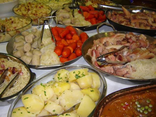 Buffet típico alemão, com salsichões, batatas, entre outros ingredientes