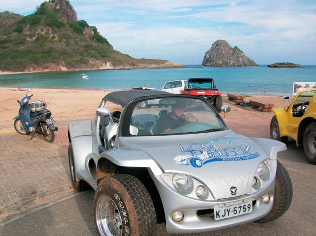 <strong>Passeios de Buggy</strong>O veículo mais utilizado pelos turistas em Noronha é o buggy. É possível alugar o veículo, contratar o "bugueiro" ou pagar a corrida do táxi/buggy. No seu primeiro dia na ilha, é altamente recomendável fazer o <a href="http://viajeaqui.abril.com.br/estabelecimentos/br-pe-fernando-de-noronha-atracao-ilhatur">Ilhatur</a>, passeio que dura o dia todo e passa rapidamente pelos principais pontos de Noronha - seja de buggy, Land Rover ou caminhonete. O tour termina no mirante do Boldró, onde geralmente é possível apreciar um belíssimo (sim, no superlativo) pôr de sol.