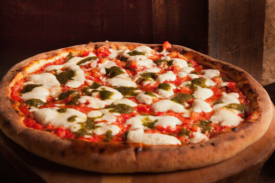 Pizza sabor burrata, que leva mussarela de búfala cremosa sobre tomates frescos e molho pesto genovês, da pizzaria <a href="http://www.veridiana.com.br/home.html" rel="Veridiana" target="_blank">Veridiana</a>