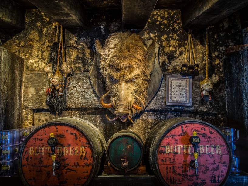 Tonéis cheios da cremosa cerveja amanteigada - também conhecida como Butterbeer -, no Three Broomsticks Bar