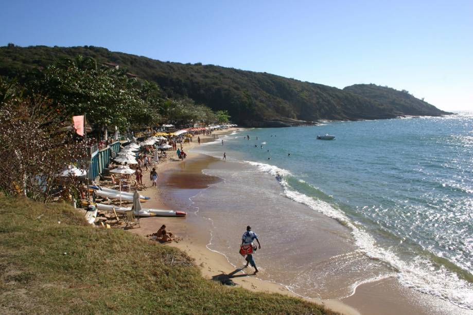 O mar da <a href="https://viajeaqui.abril.com.br/estabelecimentos/br-rj-buzios-atracao-brava/" rel="Praia Brava" target="_blank">Praia Brava</a>, de águas frias e ondas agitadas, está entre os preferidos dos surfistas