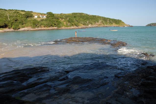 As rochas, no centro da faixa de areia, dividem a <a href="https://viajeaqui.abril.com.br/estabelecimentos/br-rj-buzios-atracao-brava/" rel="Praia Brava" target="_blank">Praia Brava</a> em duas, o canto direito, onde há o acesso à trilha para a <a href="https://viajeaqui.abril.com.br/estabelecimentos/br-rj-buzios-atracao-olho-de-boi" rel="praia Olho-de-Boi" target="_blank">praia Olho-de-Boi</a>, é mais tranquilo As rochas, no centro da faixa de areia, dividem a <a href="https://viajeaqui.abril.com.br/estabelecimentos/br-rj-buzios-atracao-brava/" rel="Praia Brava" target="_blank">Praia Brava</a> em duas, o canto direito, onde há o acesso à trilha para a <a href="https://viajeaqui.abril.com.br/estabelecimentos/br-rj-buzios-atracao-olho-de-boi" rel="praia Olho-de-Boi" target="_blank">praia Olho-de-Boi</a>, é mais tranquilo