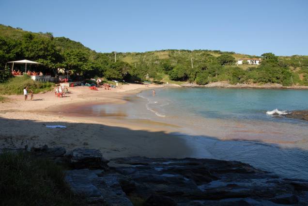 Ladeada por costões de pedra, a <a href="https://viajeaqui.abril.com.br/estabelecimentos/br-rj-buzios-atracao-brava/" rel="Praia Brava" target="_blank">praia Brava</a> é dividida em duas por uma formação rochosa que pode ser atravessada a pé, mesmo com a maré alta Ladeada por costões de pedra, a <a href="https://viajeaqui.abril.com.br/estabelecimentos/br-rj-buzios-atracao-brava/" rel="Praia Brava" target="_blank">praia Brava</a> é dividida em duas por uma formação rochosa que pode ser atravessada a pé, mesmo com a maré alta