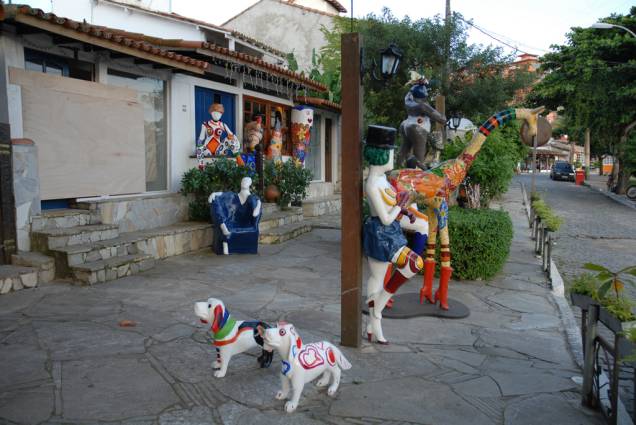 As esculturas em papel machê da artista plástica Ivone R. já viraram ícones da cidade, seu <a href="https://viajeaqui.abril.com.br/estabelecimentos/br-rj-buzios-atracao-ivone-r" rel="ateliê" target="_blank">ateliê</a> está localizado no final da Orla Bardot As esculturas em papel machê da artista plástica Ivone R. já viraram ícones da cidade, seu <a href="https://viajeaqui.abril.com.br/estabelecimentos/br-rj-buzios-atracao-ivone-r" rel="ateliê" target="_blank">ateliê</a> está localizado no final da Orla Bardot