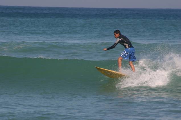 Mais badalada da região, a <a href="http://viajeaqui.abril.com.br/estabelecimentos/br-rj-buzios-atracao-de-geriba" rel="Praia de Geribá" target="_blank">Praia de Geribá</a> atende a todos os públicos. A areia firme é boa para caminhar, o mar agitado agrada os surfistas, mas as ondas quebram mais fracas no raso, o que é bom para crianças