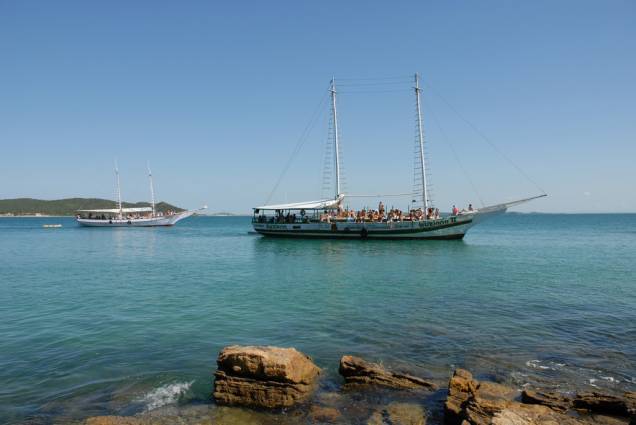 Escunas ancoradas na <a href="https://viajeaqui.abril.com.br/estabelecimentos/br-rj-buzios-atracao-azedinha" rel="Praia Azedinha" target="_blank">Praia Azedinha</a>, em <a href="https://viajeaqui.abril.com.br/cidades/br-rj-buzios" rel="Búzios (RJ)" target="_blank">Búzios (RJ)</a> Escunas ancoradas na <a href="https://viajeaqui.abril.com.br/estabelecimentos/br-rj-buzios-atracao-azedinha" rel="Praia Azedinha" target="_blank">Praia Azedinha</a>, em <a href="https://viajeaqui.abril.com.br/cidades/br-rj-buzios" rel="Búzios (RJ)" target="_blank">Búzios (RJ)</a>