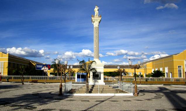 A Praça Maria Auxiliadora, com o colégio ao fundo, em Petrolina, Pernambuco A Praça Maria Auxiliadora, com o colégio ao fundo, em Petrolina, Pernambuco