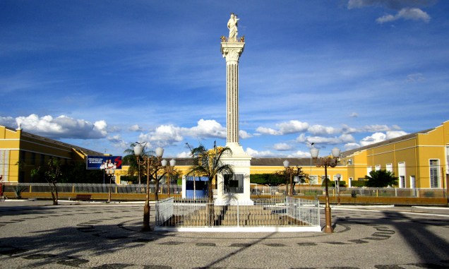 A Praça Maria Auxiliadora, com o colégio ao fundo, em Petrolina, Pernambuco
