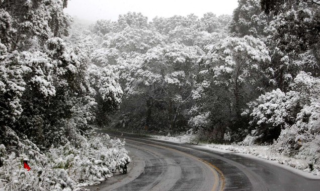 A neve cobre as ruas de São Joaquim (SC) durante o inverno