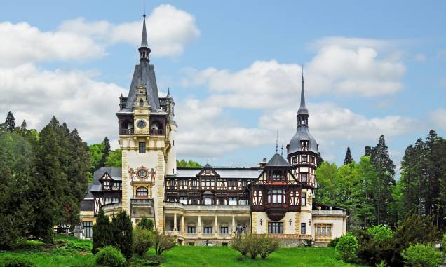 O Peleş Castle, situado na Sinaia, é uma das mais belas construções da Romênia O Peleş Castle, situado na Sinaia, é uma das mais belas construções da Romênia
