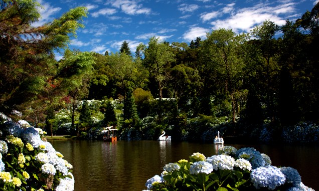 Com árvores trazidas da Floresta Negra, na Alemanha, o Lago Negro é um dos cartões-postais de Gramado