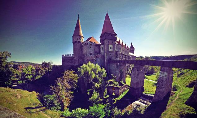O Hunyad Castle de Hunedoara, uma das belas construções da Romênia O Hunyad Castle de Hunedoara, uma das belas construções da Romênia