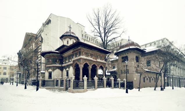 A neve no entorno da Basílica de Stavropoleos deixa a região ainda mais charmosa A neve no entorno da Basílica de Stavropoleos deixa a região ainda mais charmosa